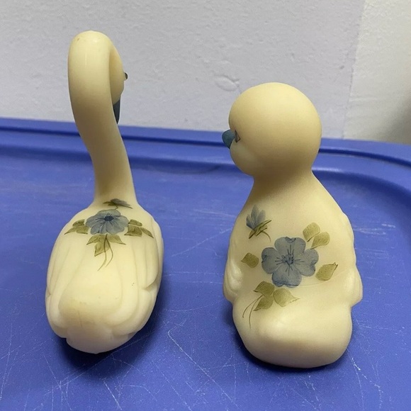 Set (2) Vintage Fenton Custard Glass Duck Hand Painted Blue Floral Artist Signed - Picture 5 of 11